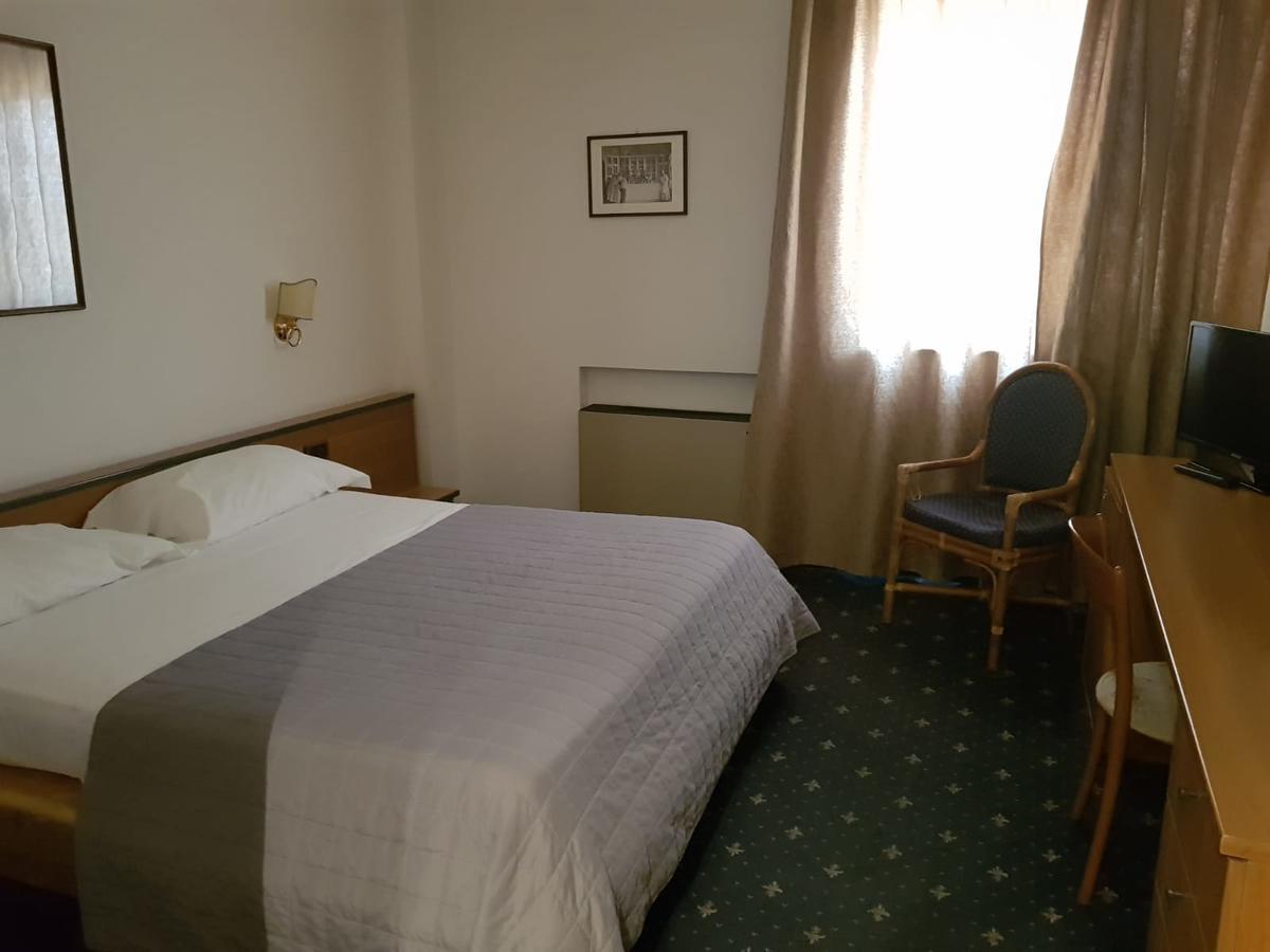 Hotel Quadrifoglio Castello di Cisterna Habitación foto